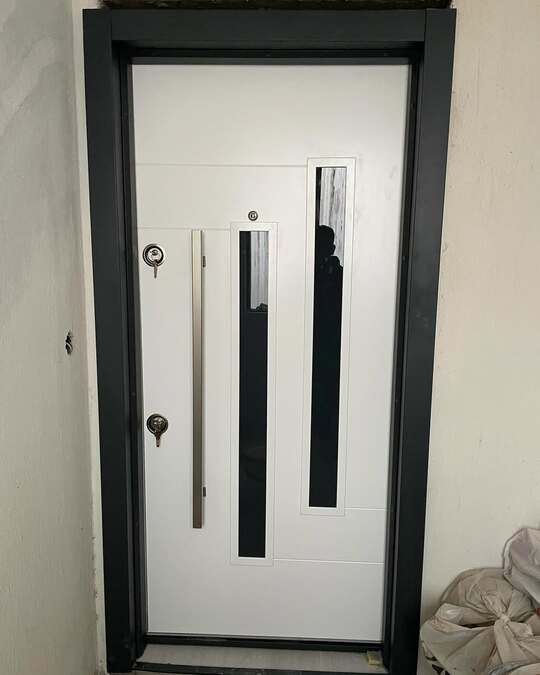 Modern Camlı Çelik Kapı