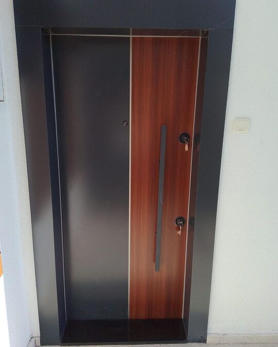 Ahşap Desenli Siyah Kapı