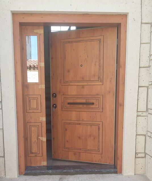 Doğal Ahşap Görünümlü Çelik Kapı